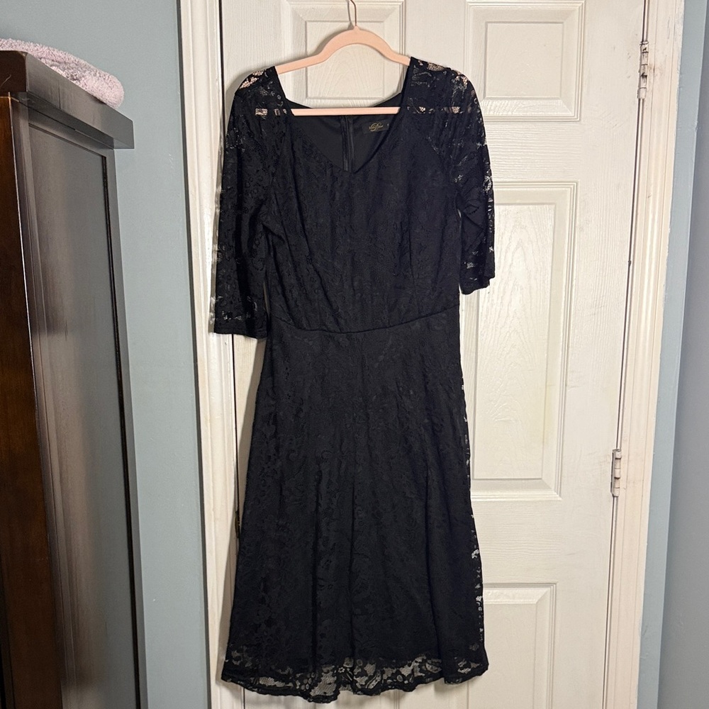 Black Lace Midi Dress with V-Neck and Three-Quarter Sleeves